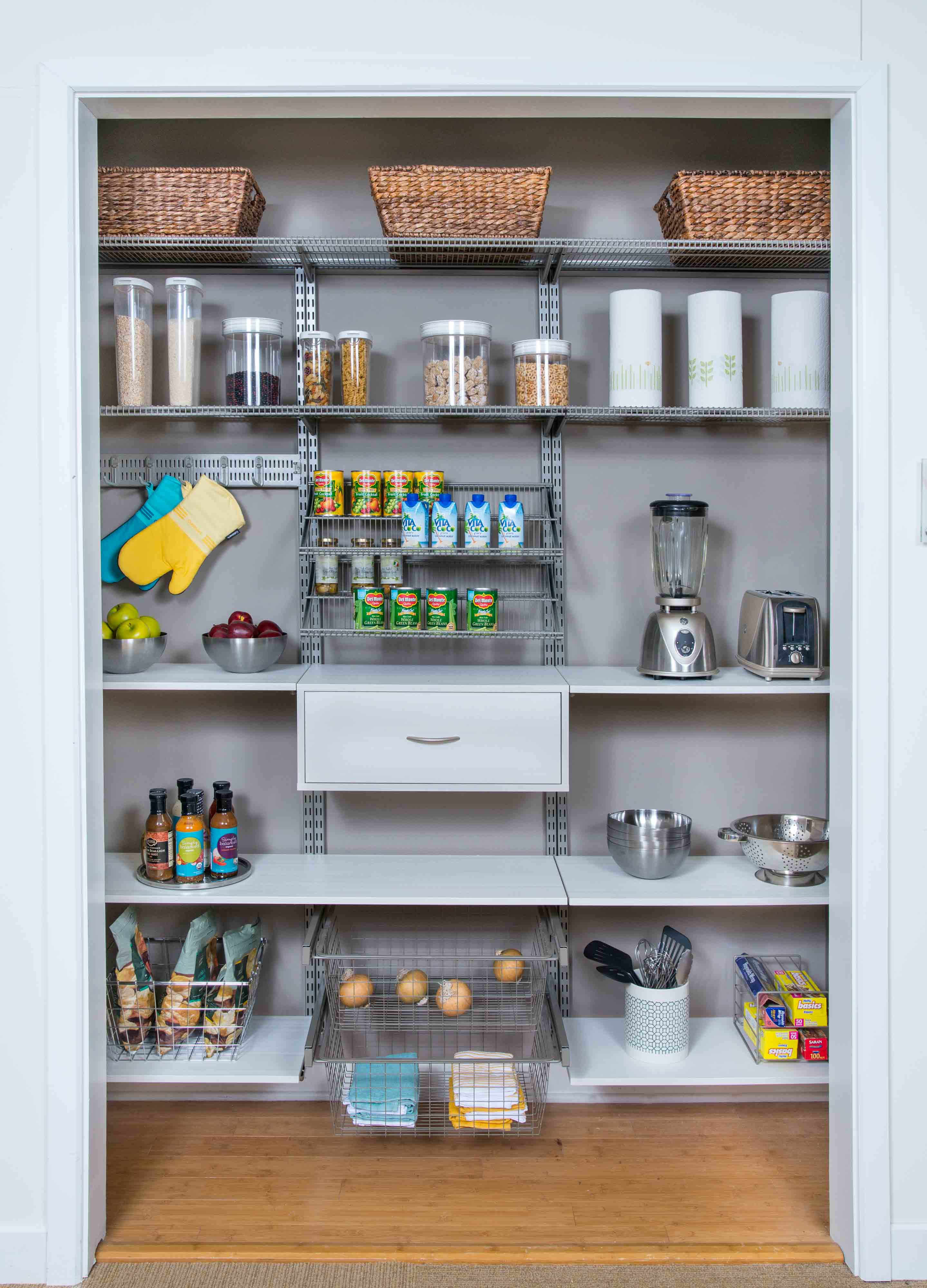 Classica Walk-in Pantry in White with kitchen and storage baskets.