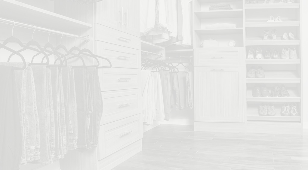 Classica walk-in closet with hanging and drawers